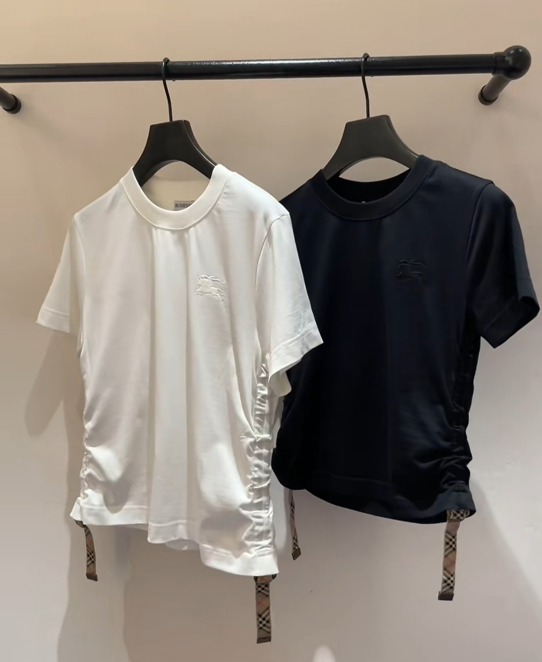 BBR 黑色 BURBERRY LOGO 兩邊有菱格彩帶 TEE (女款)