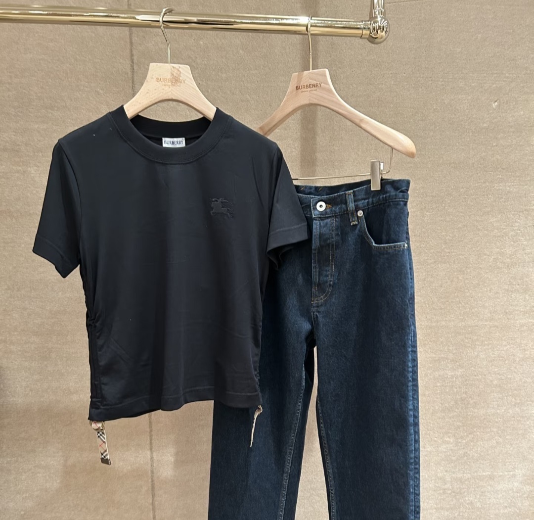 BBR 黑色 BURBERRY LOGO 兩邊有菱格彩帶 TEE (女款)