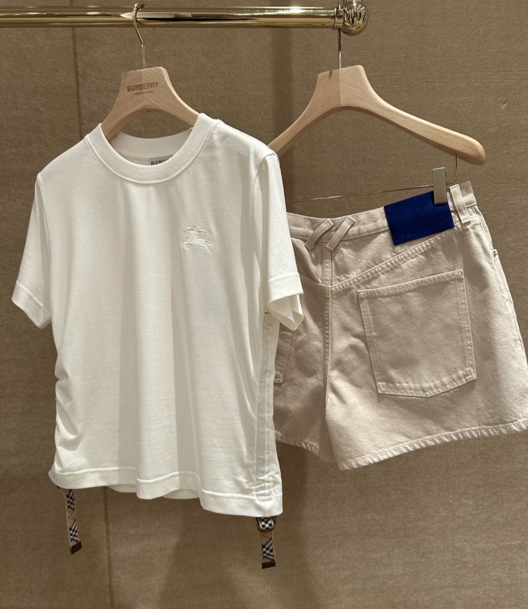BBR 白色 BURBERRY LOGO 兩邊有菱格彩帶 TEE (女款)
