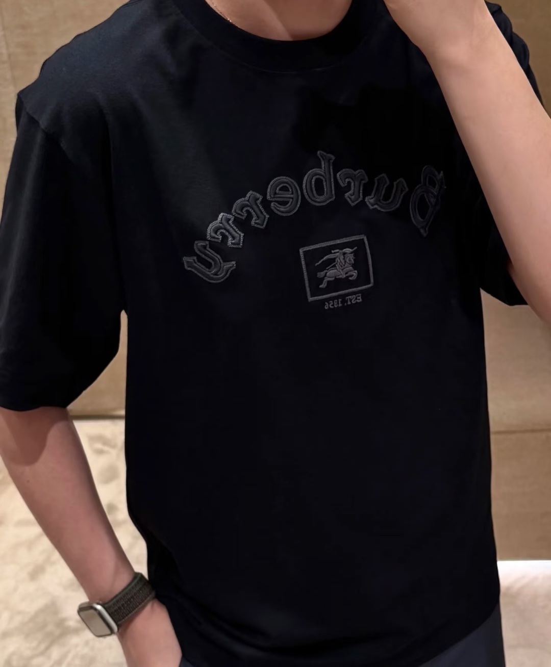 BBR 黑色 BURBERRY+戰馬 EST 1856 LOGO刺繡 TEE (男女款)