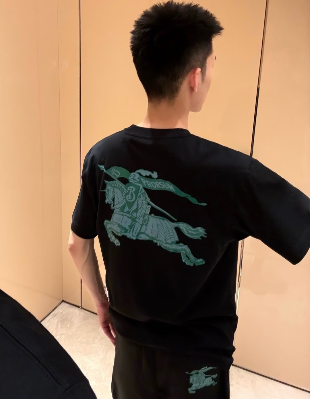 BBR 黑色 藍色字BURBERRY 背後藍綠色戰馬LOGO TEE (男女款)