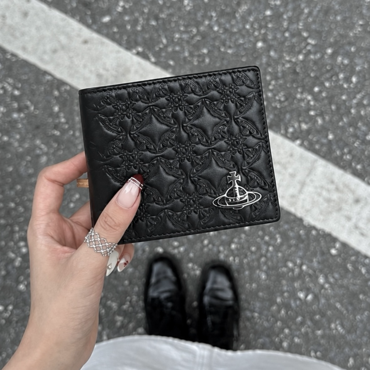 （預購）Vivienne Westwood viv embossed 浮雕土星logo短夾 皮夾 西太后 薇薇安
