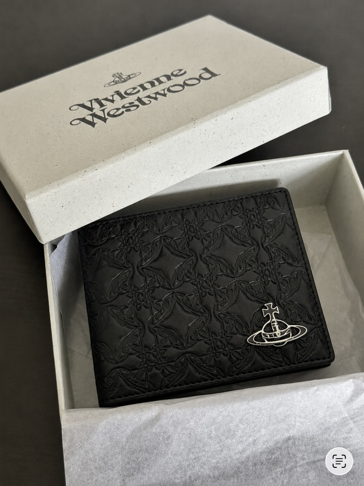 （預購）Vivienne Westwood viv embossed 浮雕土星logo短夾 皮夾 西太后 薇薇安