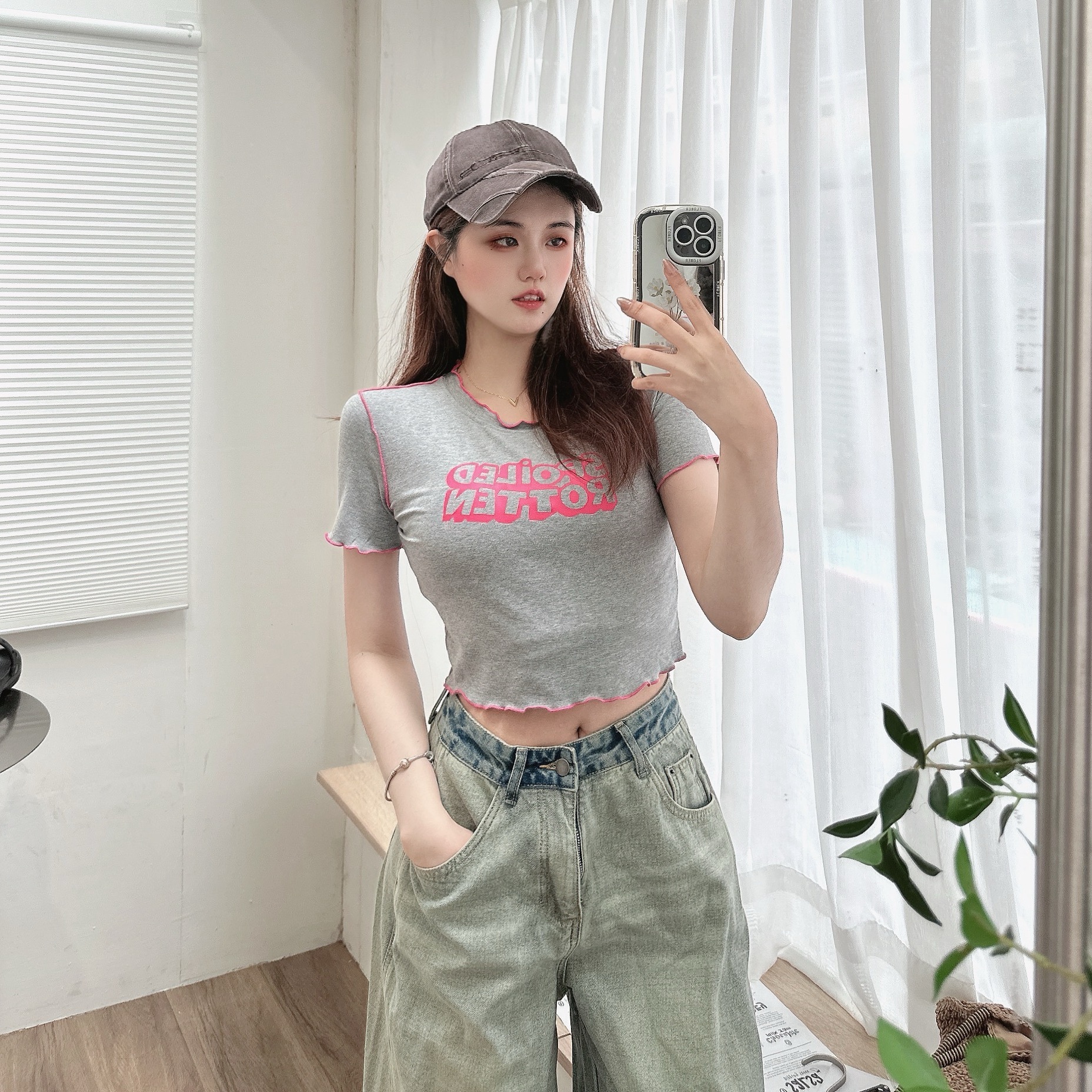 撞色木耳邊字母彈棉tee