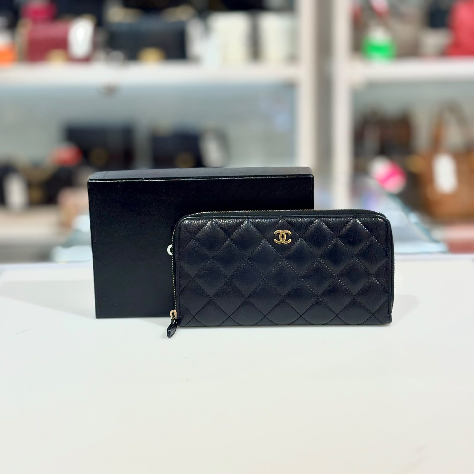 95%NEW二手CHANEL長銀包 ,CHANEL LOGO壓花字黑色菱格紋, 荔枝皮金扣, @24開 #香榭站正品