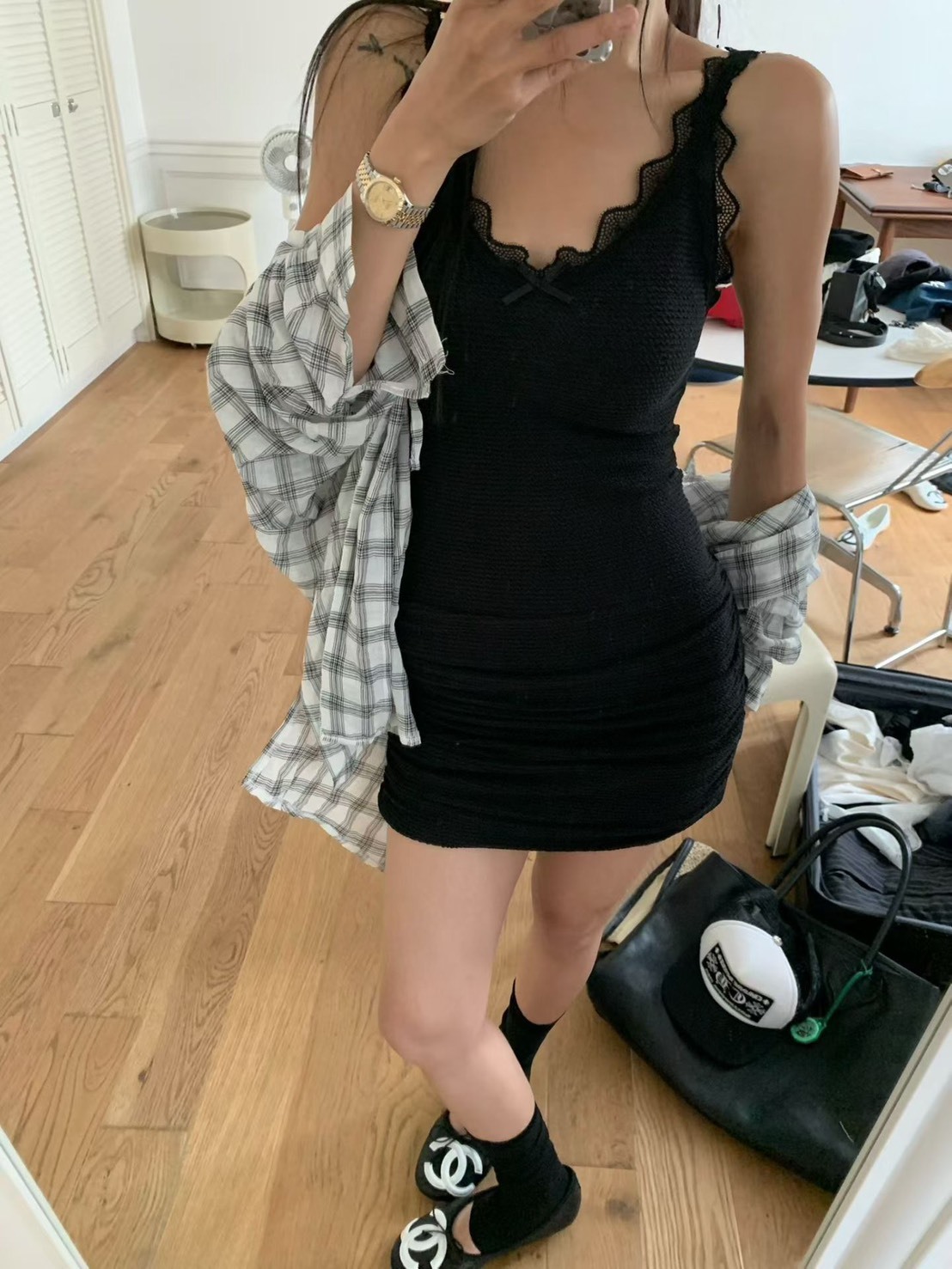 蕾絲肩帶抓褶包臀短洋裝