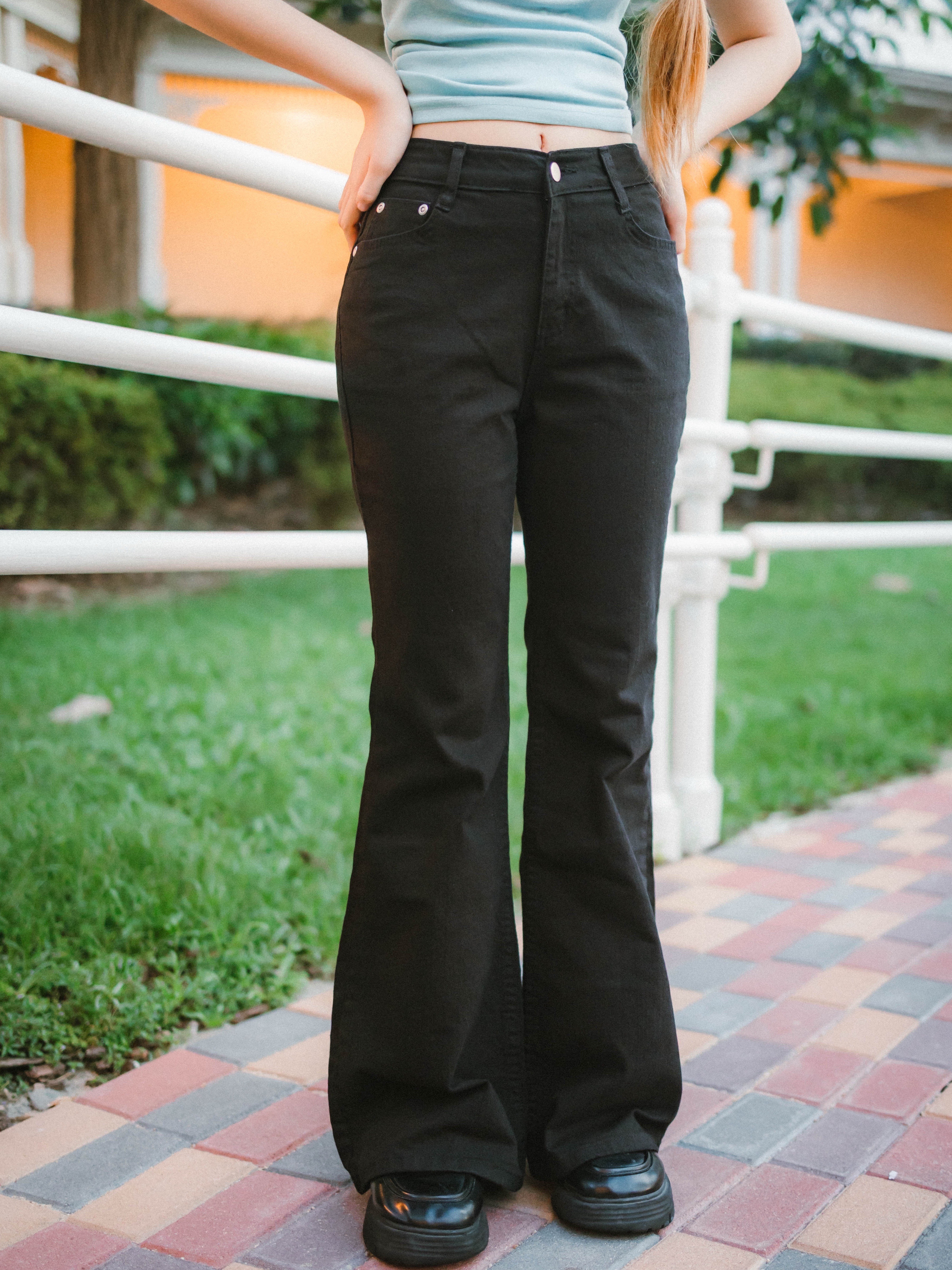 修身必備！Solid Color Flared Jeans