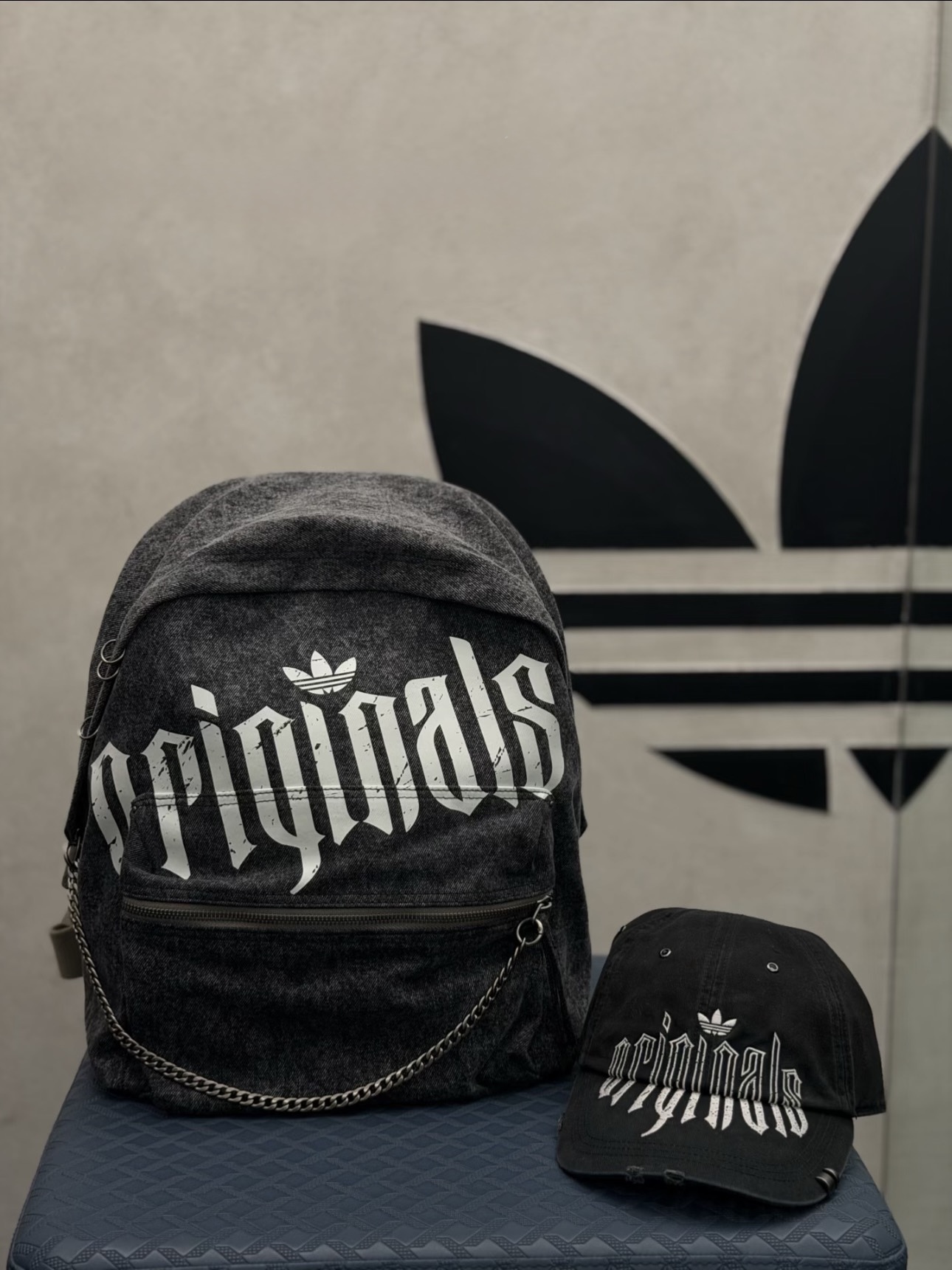 <國外限定> ADIDAS ORIGINAL  HC SW  24.1L 歌德字 水洗 仿舊  特殊配色 街頭 吊鍊 後背包 KX0569