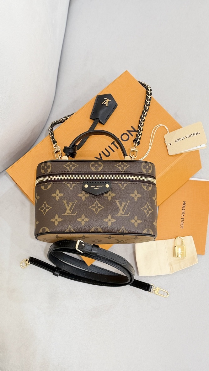 LOUIS VUITTON Vanity Chain Pouch Bag M47125