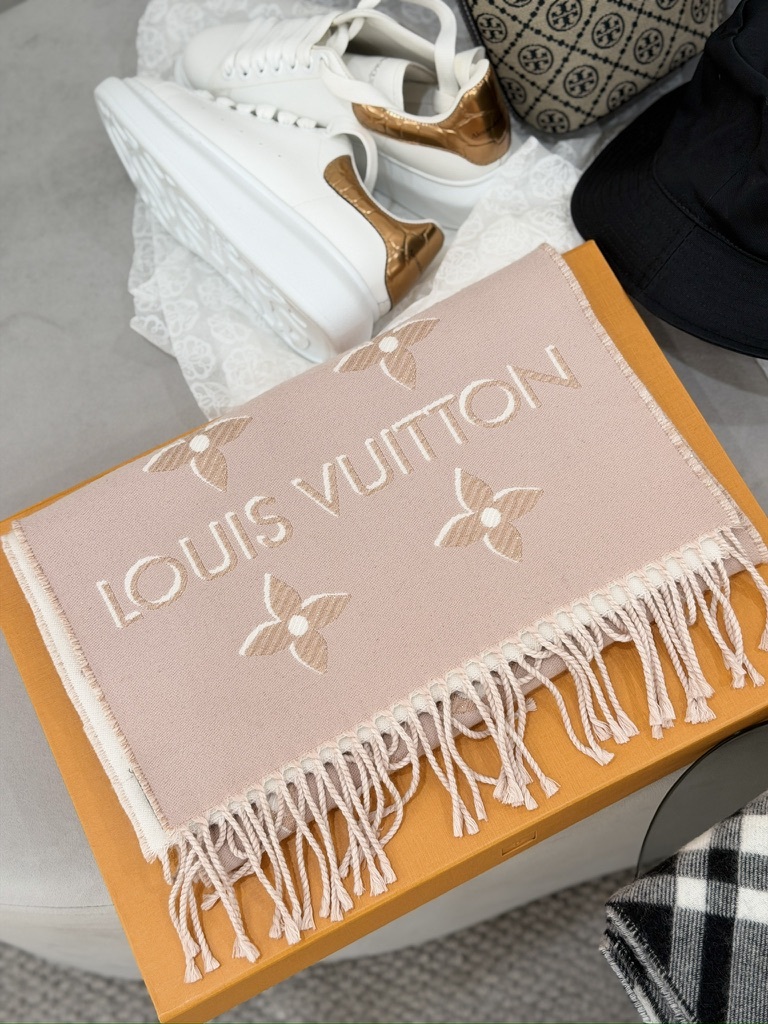 LOUIS VUITTON LV Essential Scarf M77854
