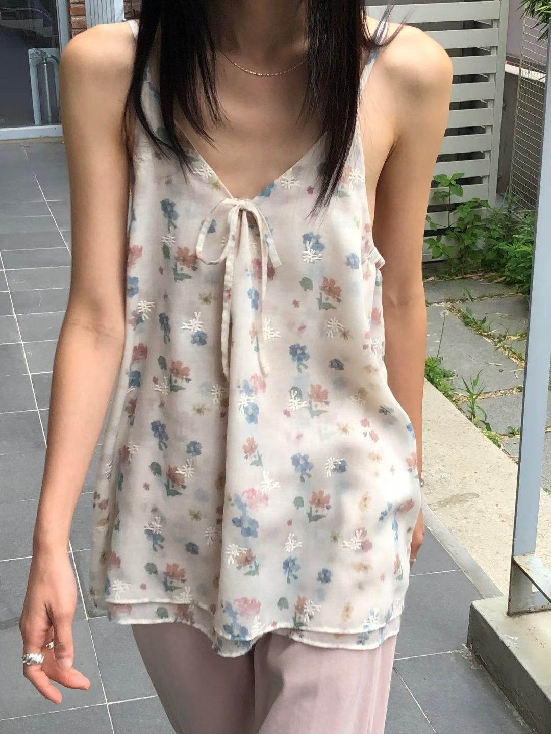 V領綁結吊帶花朵長背心