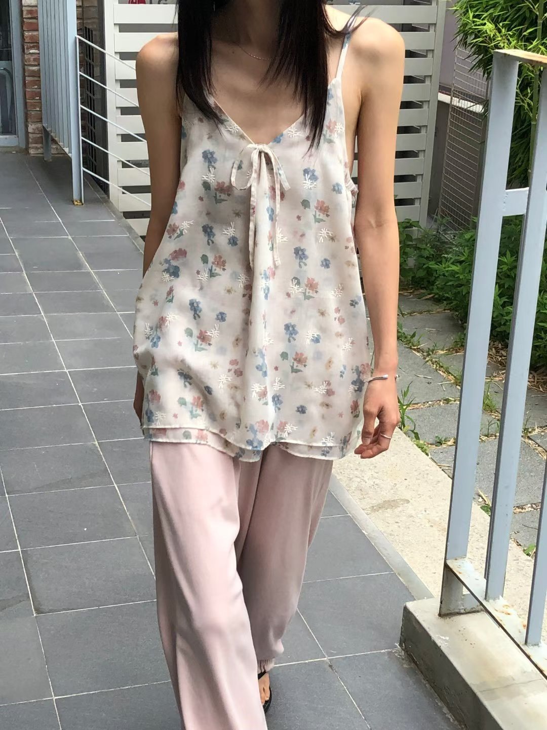 V領綁結吊帶花朵長背心