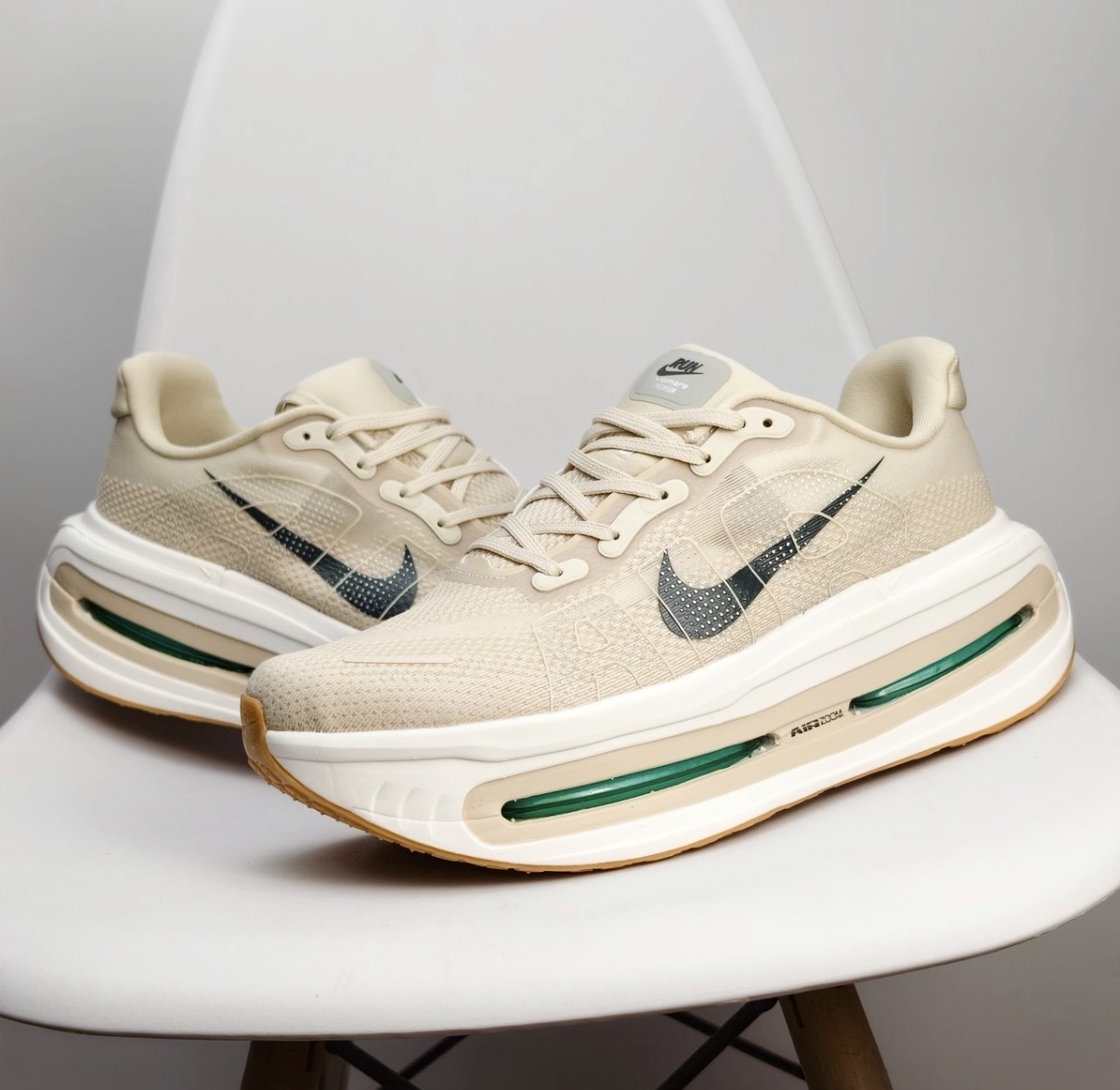 男鞋 NIKE VOMERO PREMIUM 沙白綠 氣墊 緩震 透氣 慢跑 運動鞋【HQ2050-106】