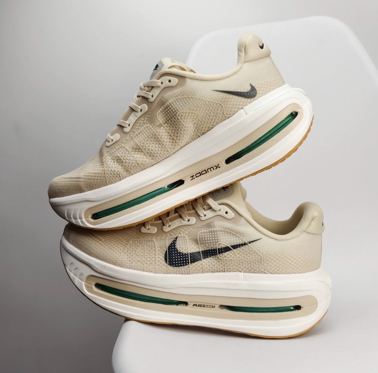 男鞋 NIKE VOMERO PREMIUM 沙白綠 氣墊 緩震 透氣 慢跑 運動鞋【HQ2050-106】