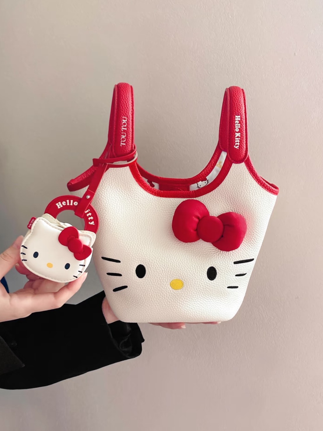 TOUTOU X HELLO KITTY MINI 耳機包吊飾 水桶包 禮盒組