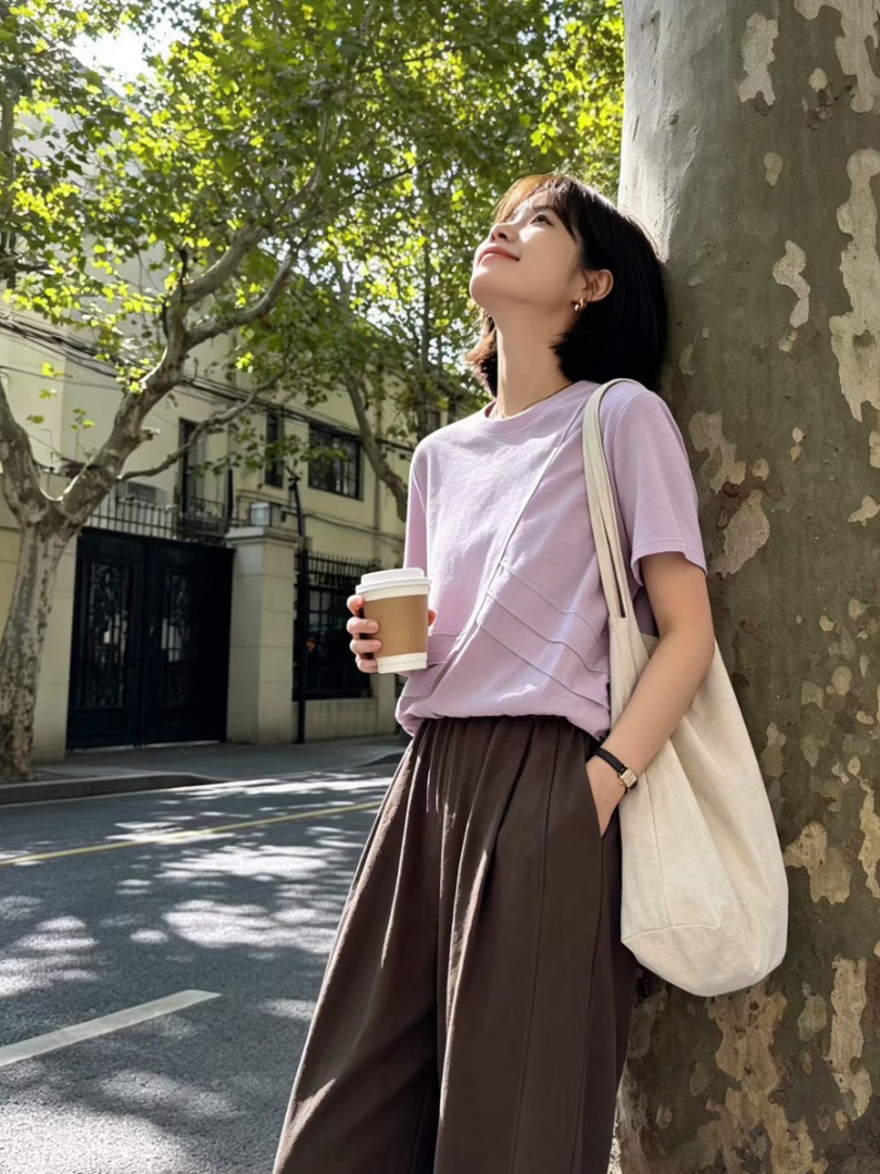 不用刻意紮衣服。微微收腰修飾比例上衣