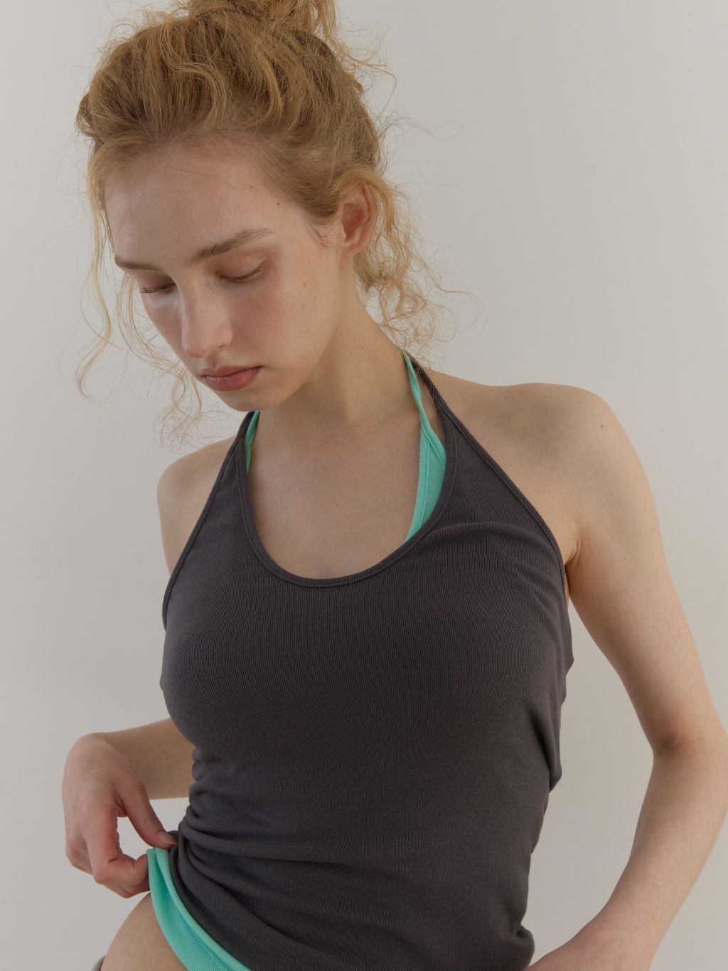 (A21)CURVE HALTER SLEEVELESS (CHARCOAL)