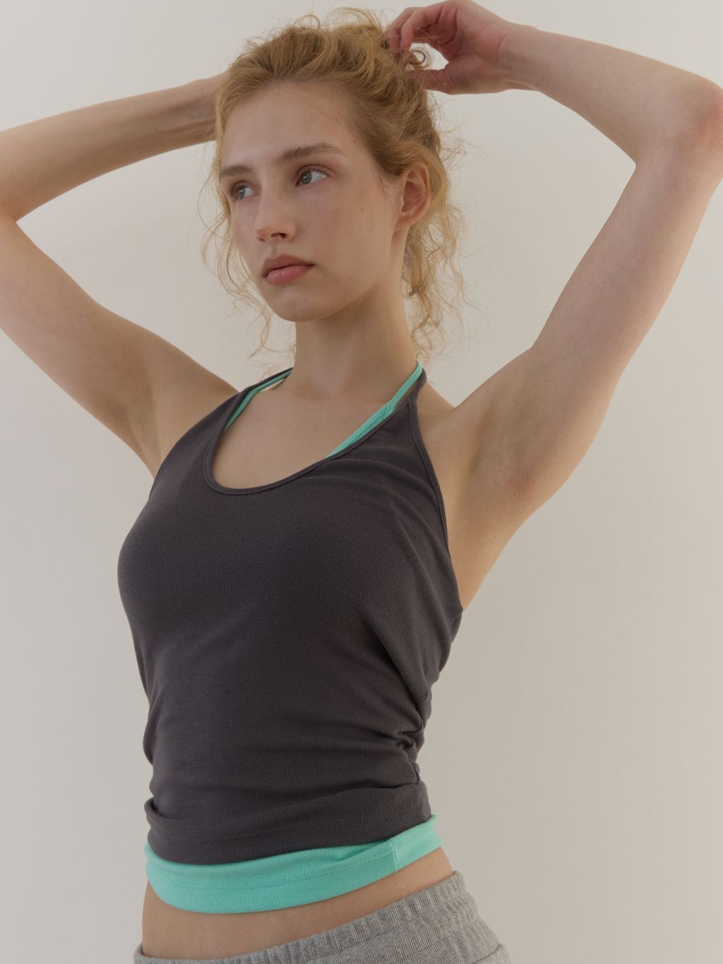 (A21)CURVE HALTER SLEEVELESS (CHARCOAL)