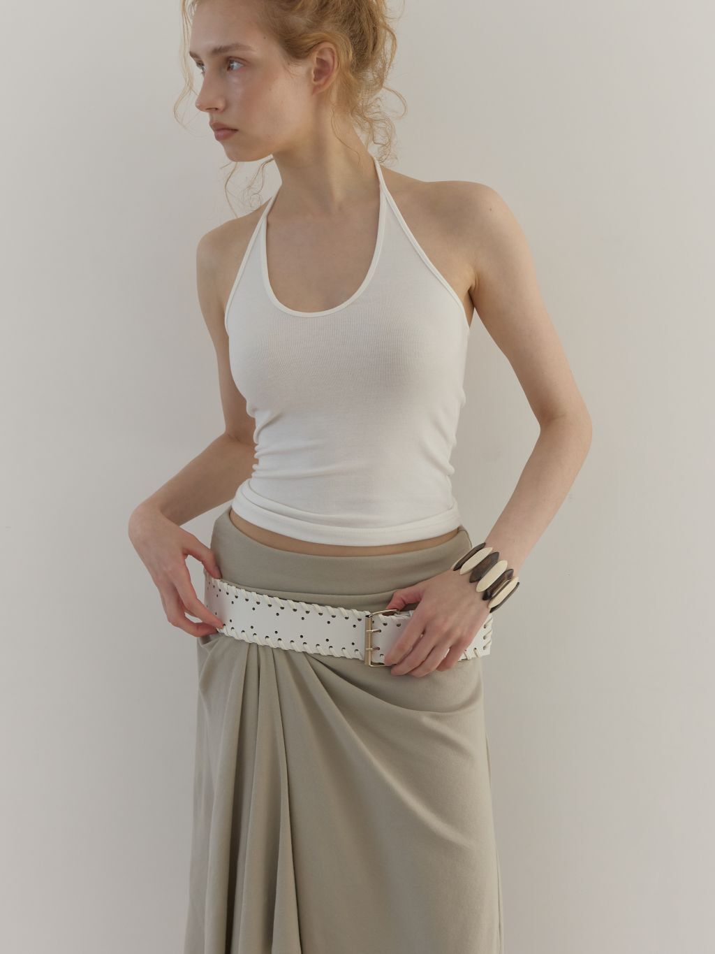 (A22)CURVE HALTER SLEEVELESS (IVORY)