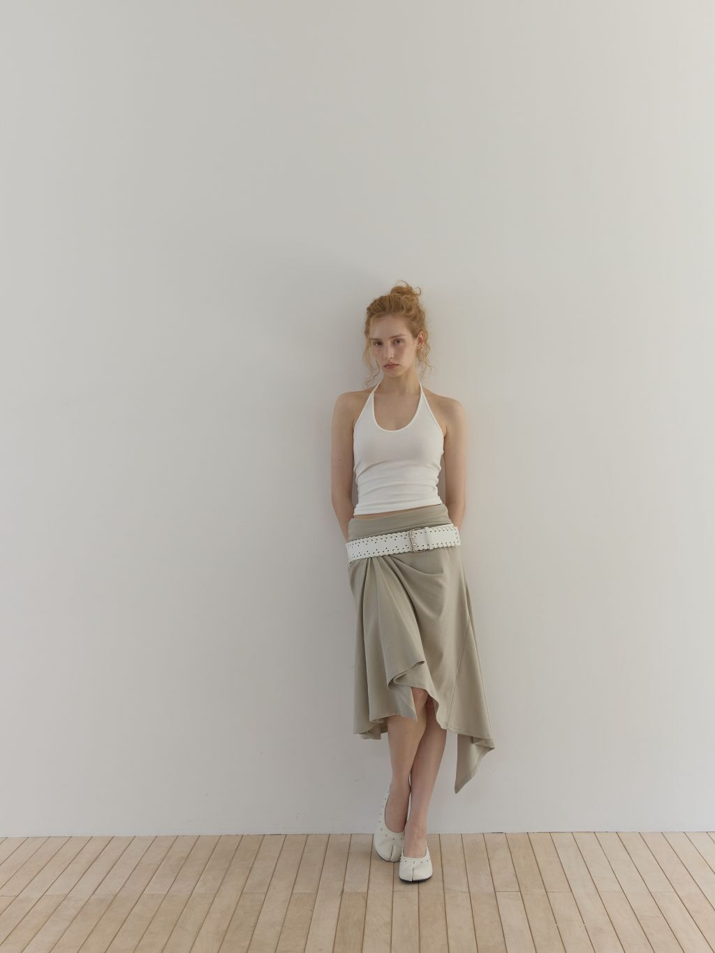 (A22)CURVE HALTER SLEEVELESS (IVORY)