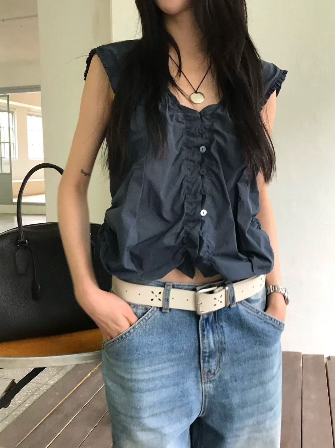抓褶寬肩背心