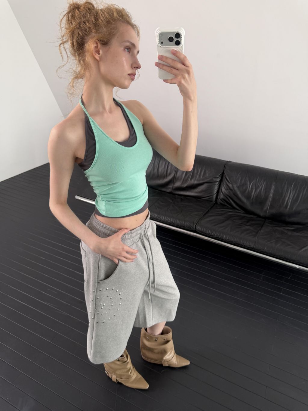 (A24)CURVE HALTER SLEEVELESS (MINT)
