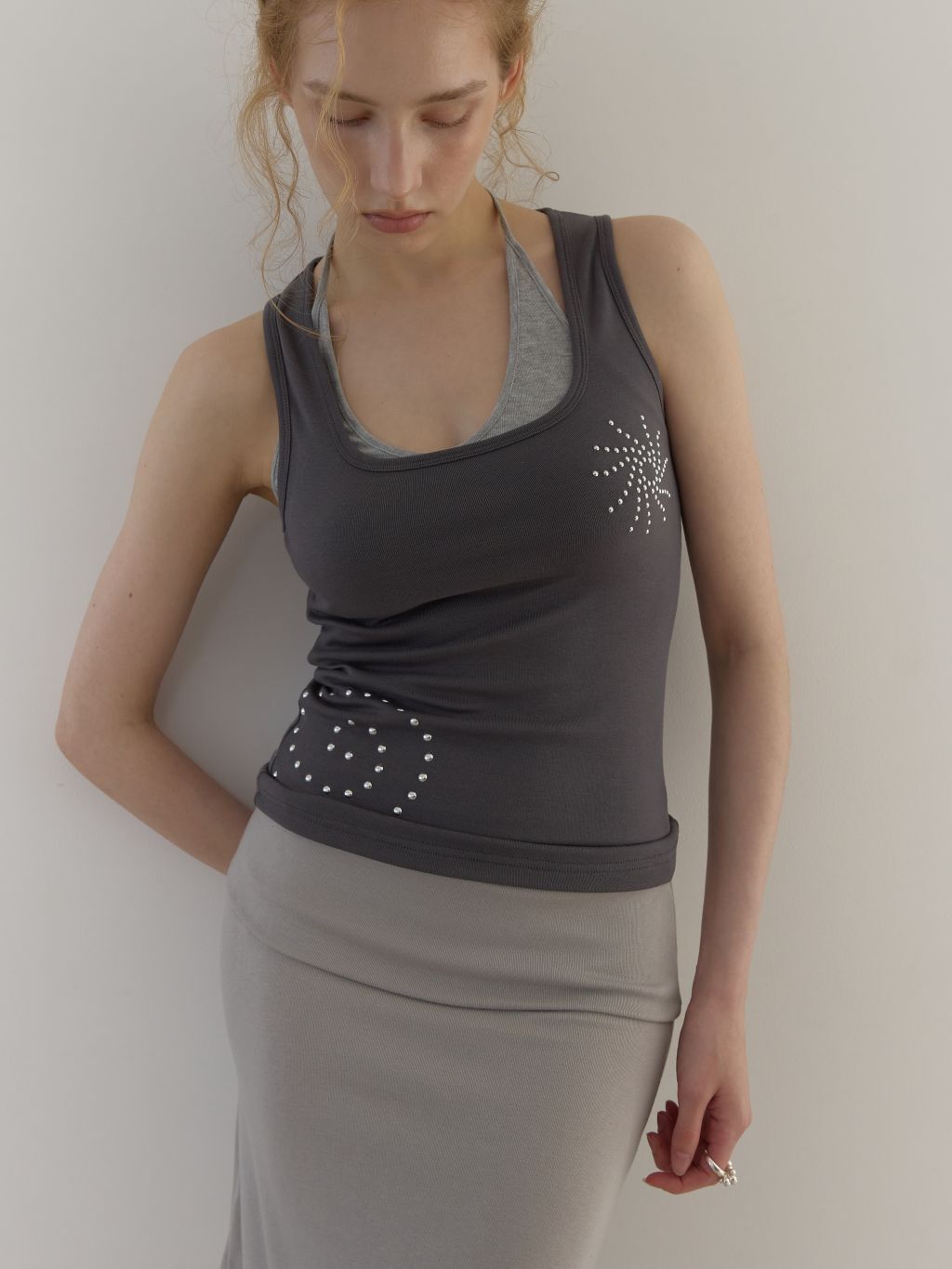 (A48)SUNRISE STUD SLEEVELESS (CHARCOAL)