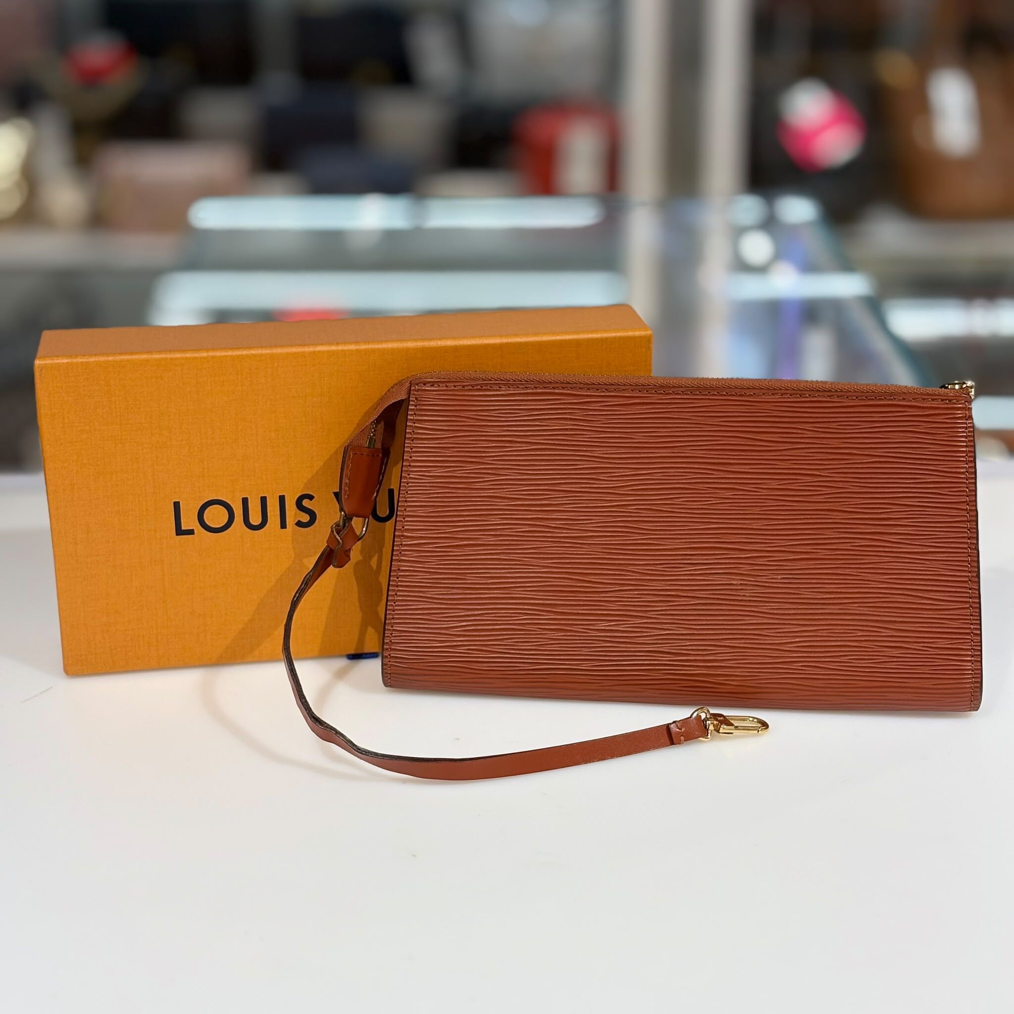 95%NEW二手LV EPI Pochette Accessories Clutch Bag 水波紋/樹紋皮 焦糖色牛皮 #香榭站正品