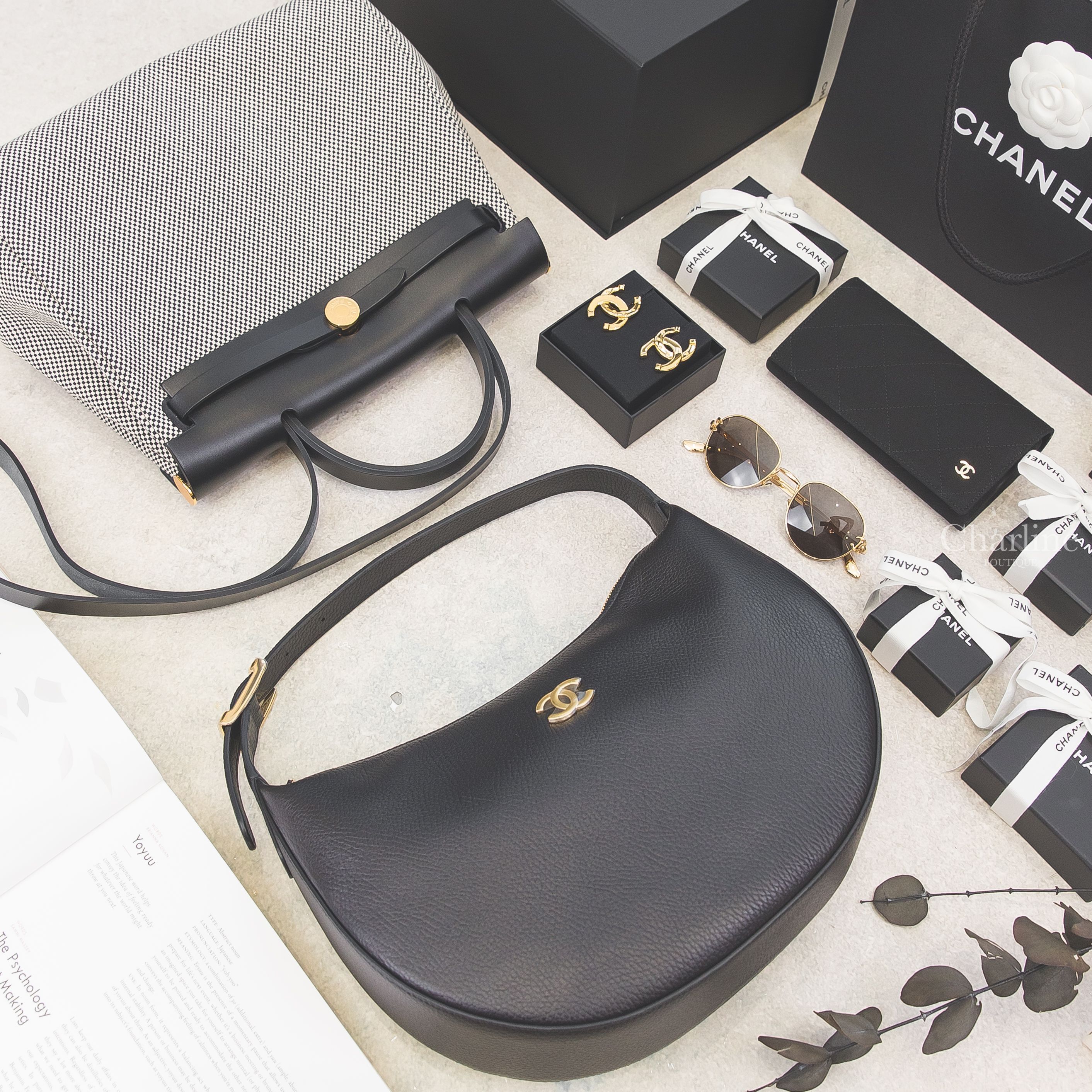 Chanel 金色圓點CC斜墜式耳環,Chanel 金色圓框側邊金CC金字太陽眼鏡,Chanel Hobo 黑色金CC荔枝牛皮手提肩背包,Hermès Herbag 31cm 米灰帆布編織黑皮革金釦-Charline Boutique 精品代購