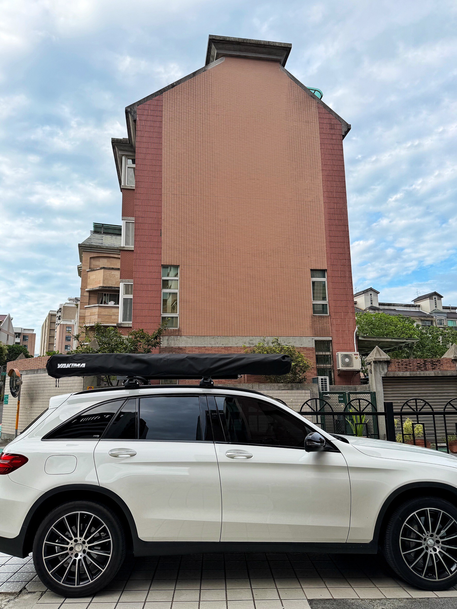 Mercedes-Benz GLC｜YAKIMA OverNOut 270 車邊帳 扇形帳 蝙蝠帳 實裝案例｜unrv.台灣專業安裝