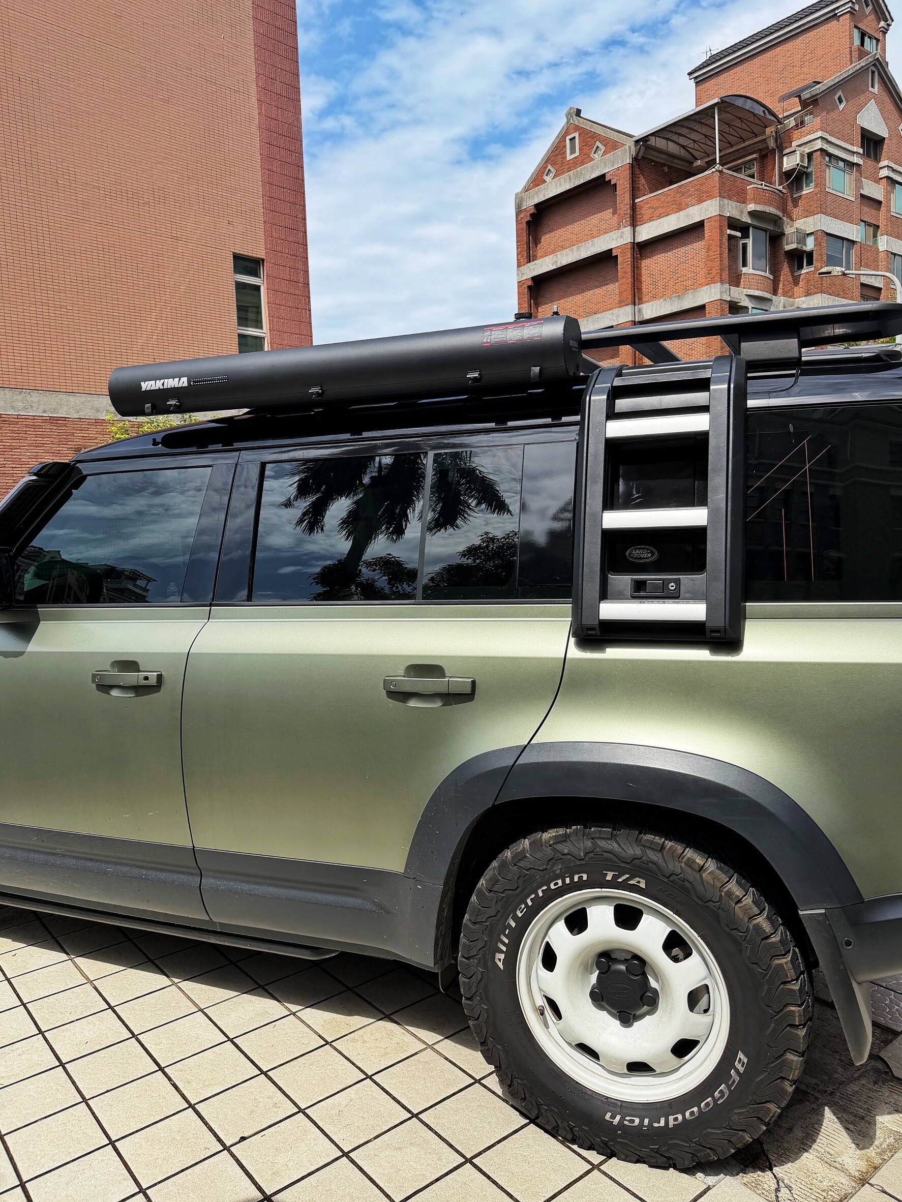 Land Rover Defender｜YAKIMA RoadShower 7G / 10G 加壓儲水器 淋浴水箱 實裝案例｜unrv.台灣專業安裝