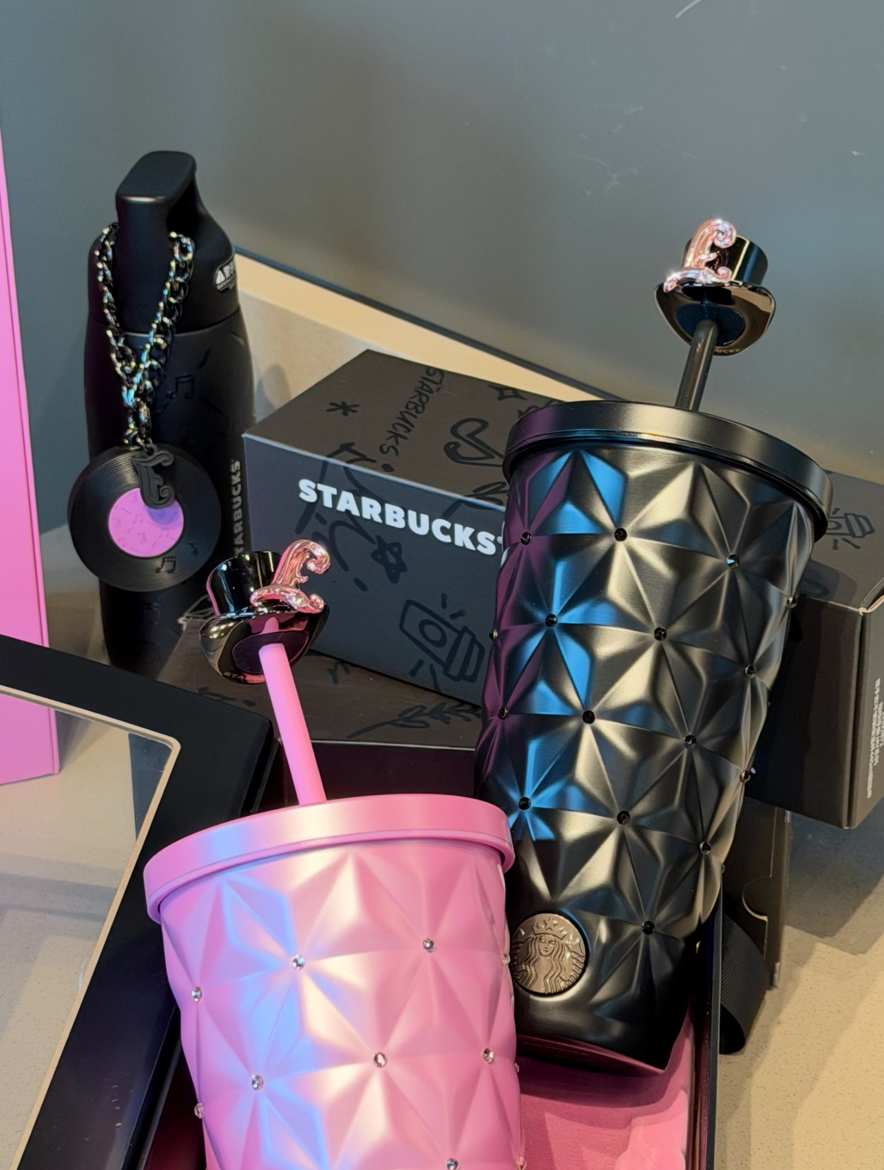 代購-〈周杰倫聯名🎶〉Starbucks星巴克 咖啡序曲 JAY 鑽面 不鏽鋼 保溫杯 禮盒 黑色 粉色 590ml