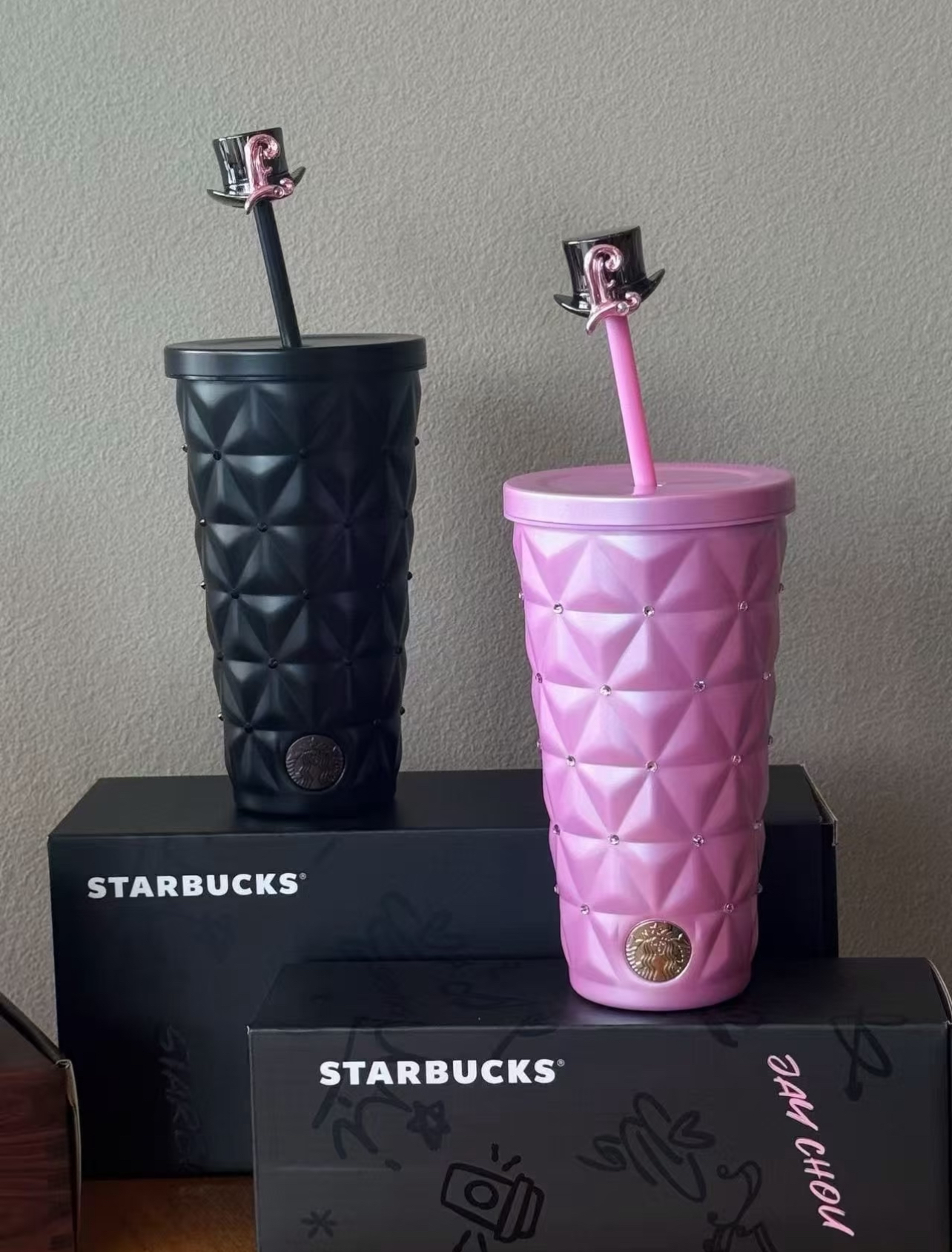 代購-〈周杰倫聯名🎶〉Starbucks星巴克 咖啡序曲 JAY 鑽面 不鏽鋼 保溫杯 禮盒 黑色 粉色 590ml