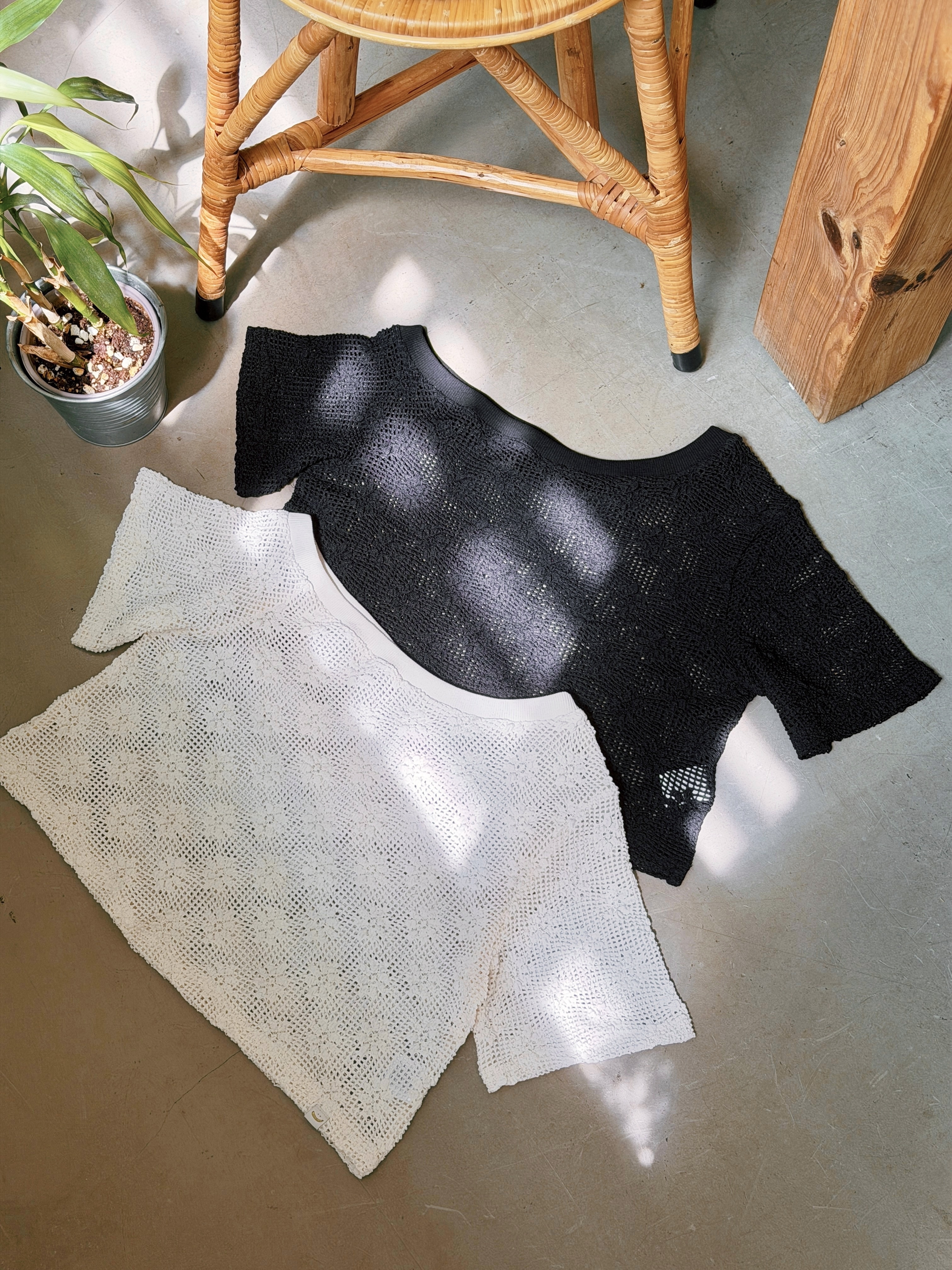 兩色 / 鏤空雕花斜肩短袖上衣 / Floral Crochet Off-Shoulder Knit Top