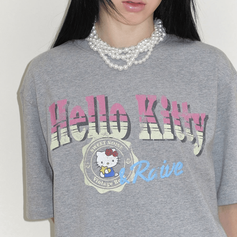 RAIVE｜RAIVE X HELLO KITTY Stamp Graphic T-shirts [2 colors]