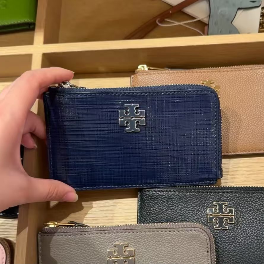 【預購】Tory Burch H071715 Britten 防刮漆皮拉鏈銀包（深藍色）