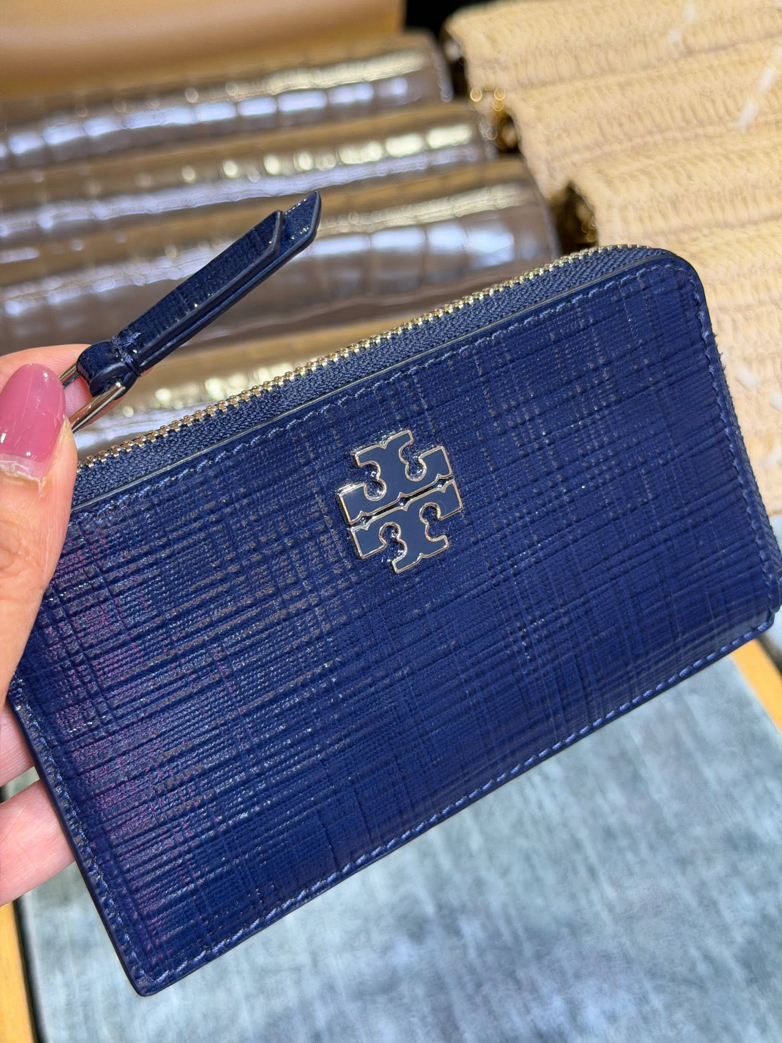【預購】Tory Burch H071715 Britten 防刮漆皮拉鏈銀包（深藍色）