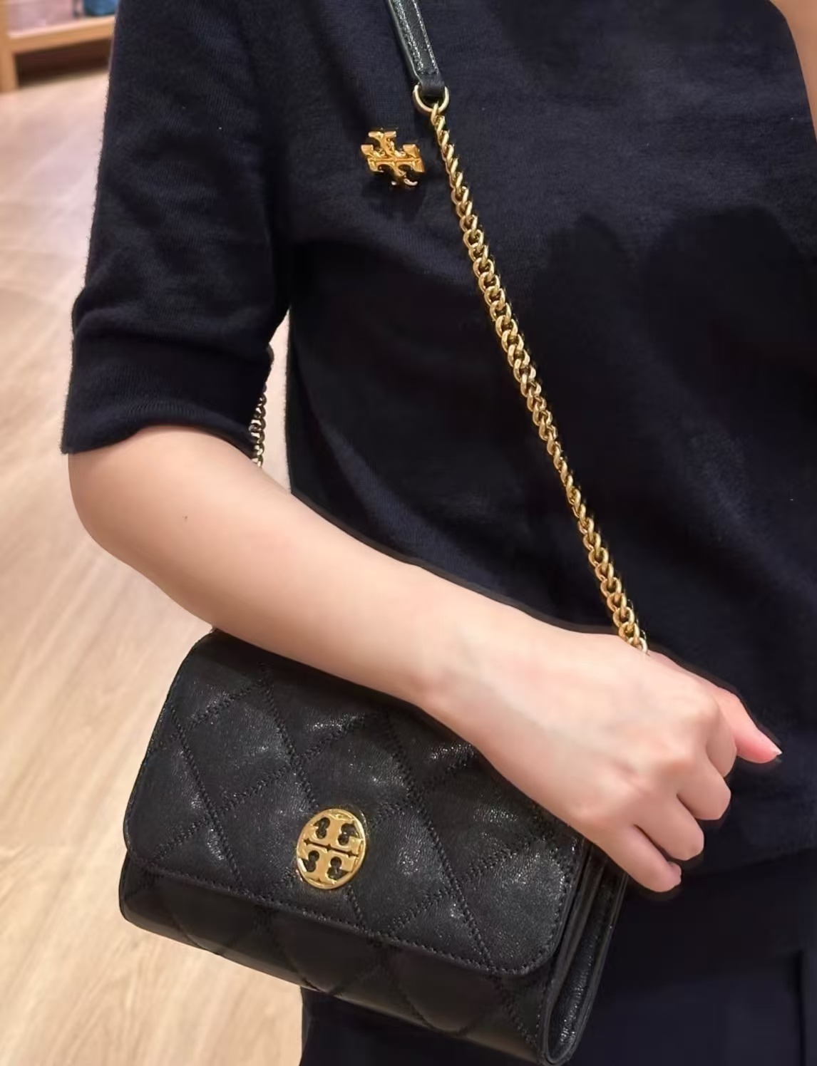 【預購】Tory Burch H071717 Willa 鏈帶手拿包 (黑色)