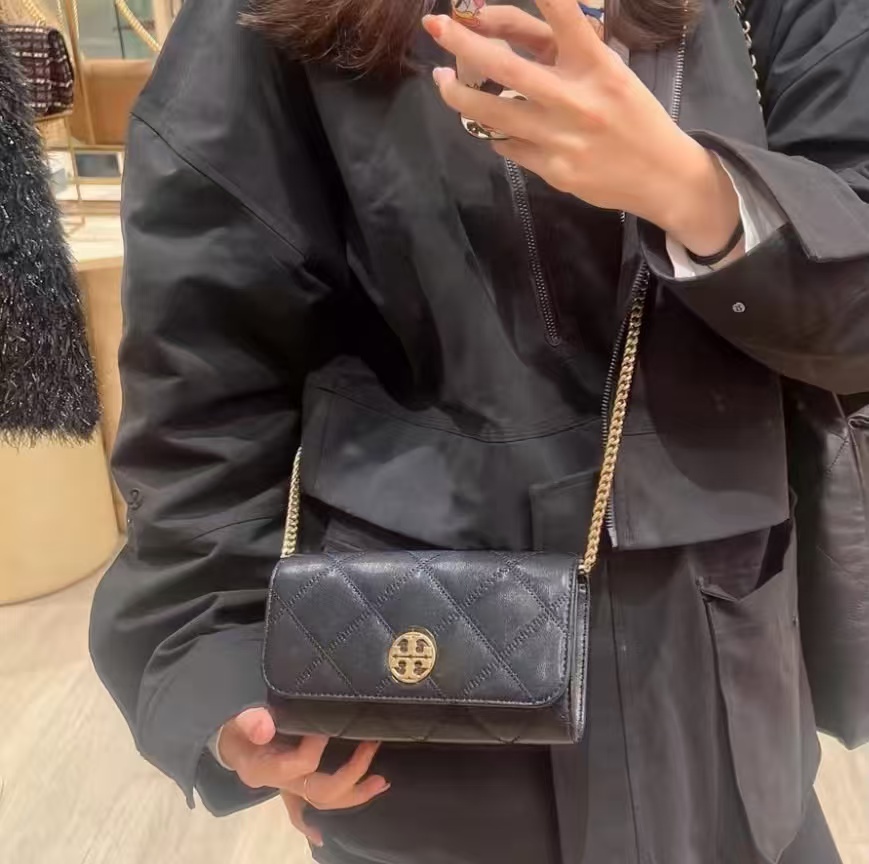 【預購】Tory Burch H071717 Willa 鏈帶手拿包 (黑色)