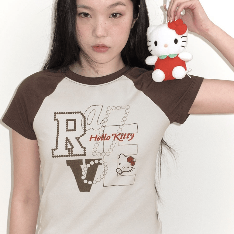 RAIVE｜RAIVE X HELLO KITTY Raglan Graphic T-shirts [2 colors]