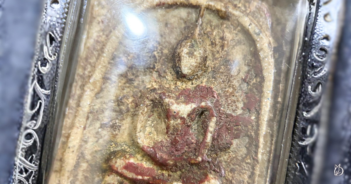 崇迪佛的主體是以海洋貝殼石灰（碳酸鈣）和天然桐油調和的白色膠結體。這兩種材料在化學上完全不相容：當帕甘烹陶土碎屑被混入崇迪佛的白色石灰基底時，紅色的陶土顆粒無法與碳酸鈣融合，只能以邊界清晰的「孤島」形式懸浮其中。