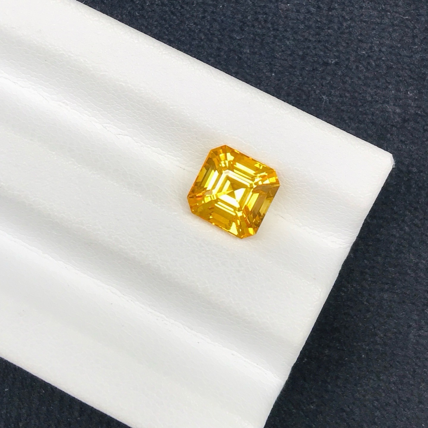 金燦方隅｜3.57ct方形阿斯切老燒金絲雀黃藍寶裸石