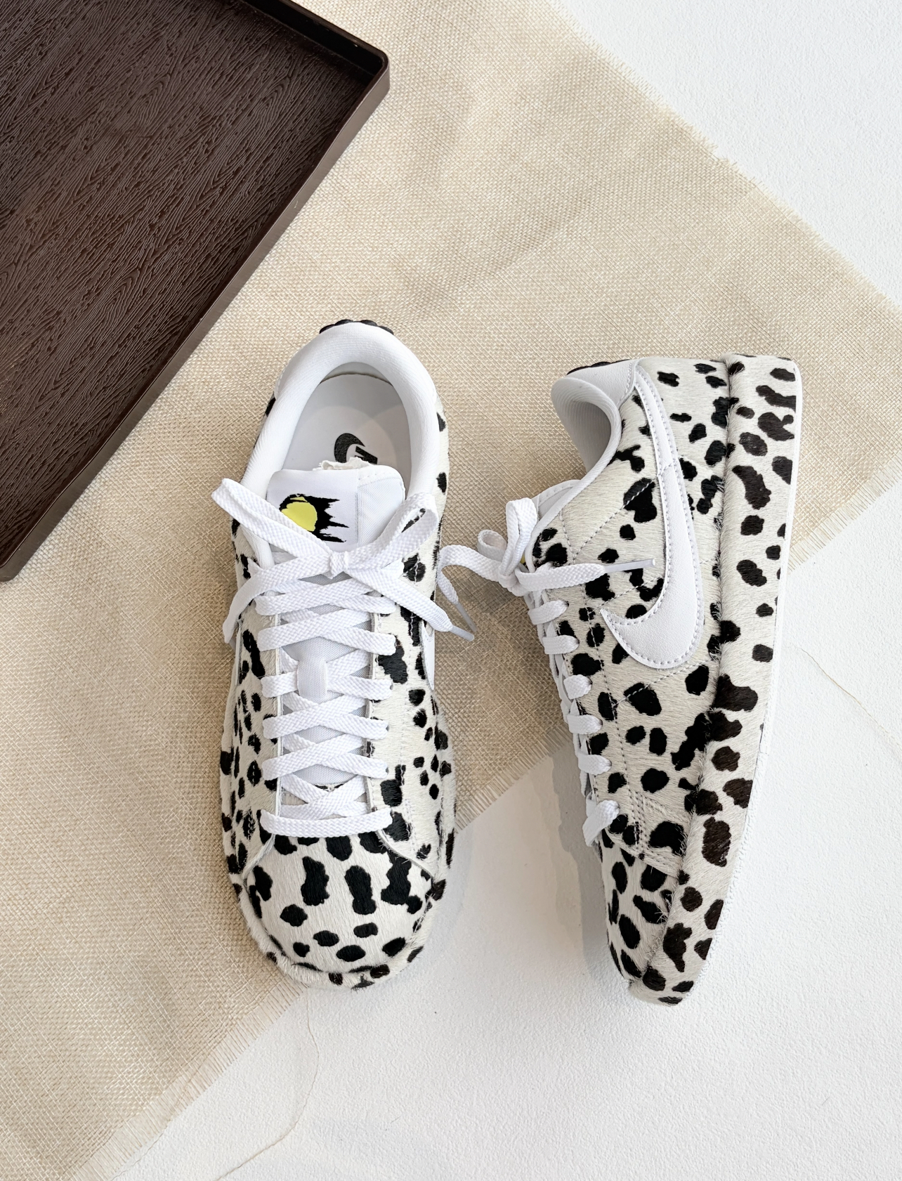 代購-Nike Tennis Classic 復古 奶牛紋馬毛 斑點小狗  板鞋 男款 米色 JA8560-100