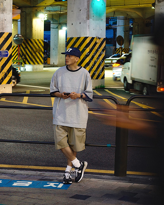 BASIC TEE WITH CONTRASTING RIBBED TRIMS - GREY