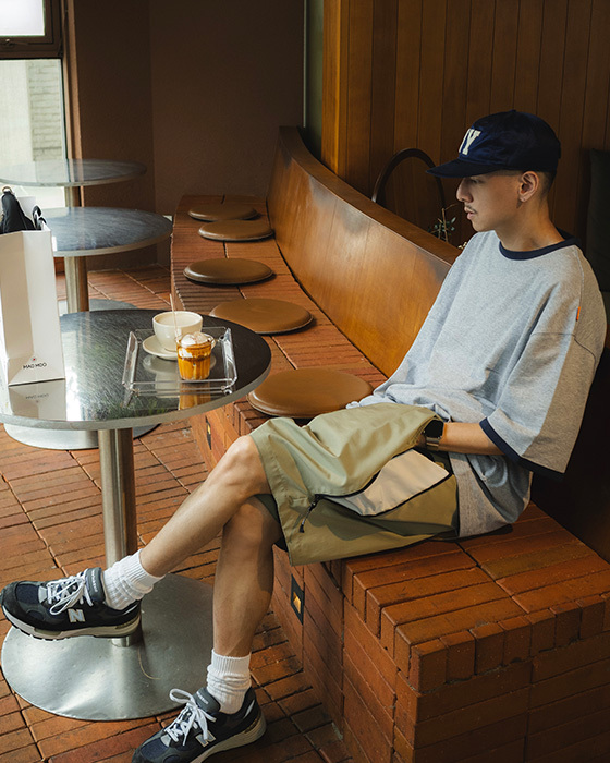 BASIC TEE WITH CONTRASTING RIBBED TRIMS - GREY
