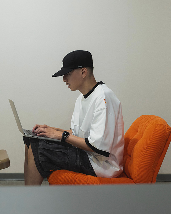 BASIC TEE WITH CONTRASTING RIBBED TRIMS - WHITE