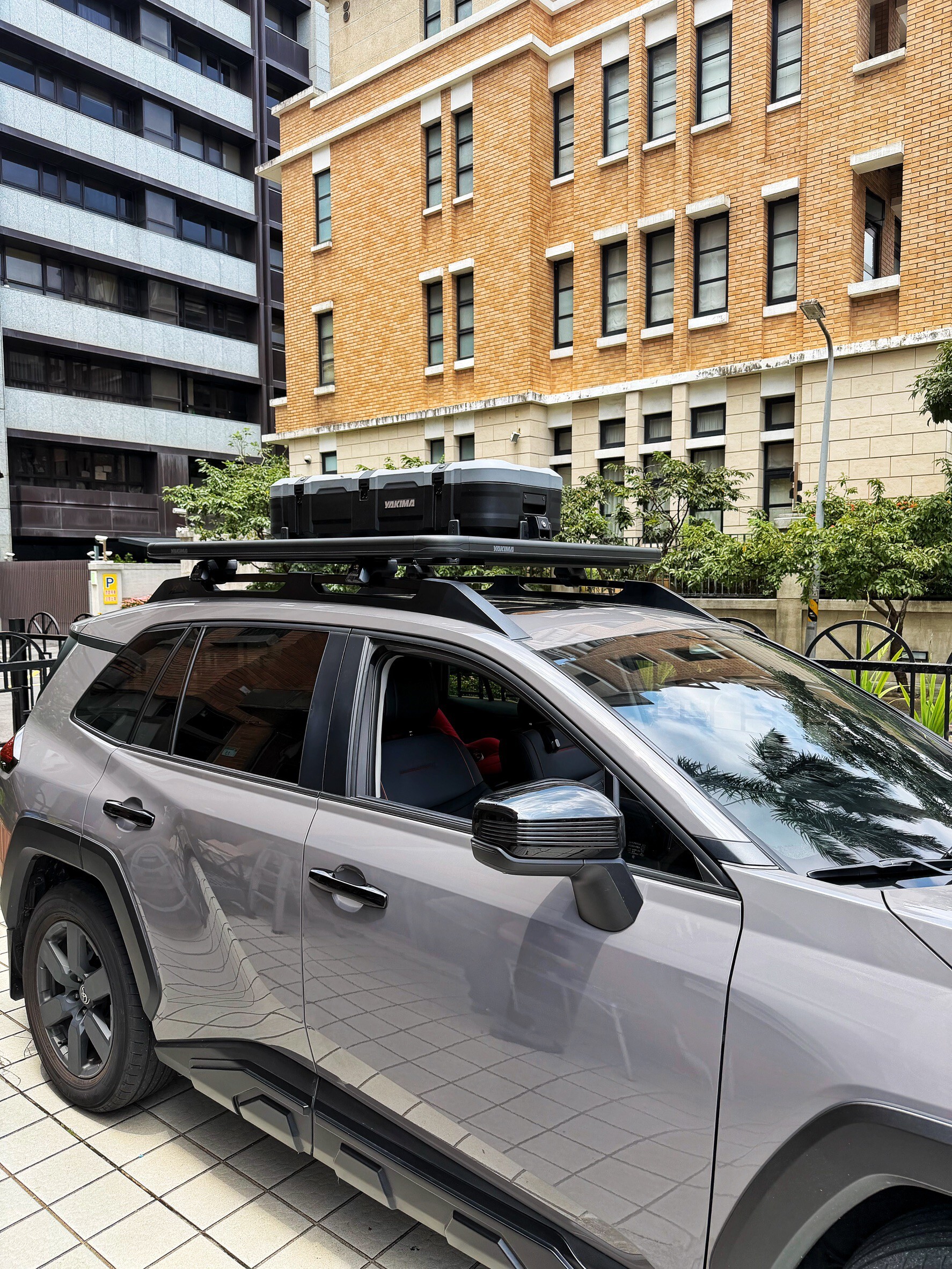 Toyota RAV4 2026 六代 AD版安裝 YAKIMA SkyFort 車頂戰術箱