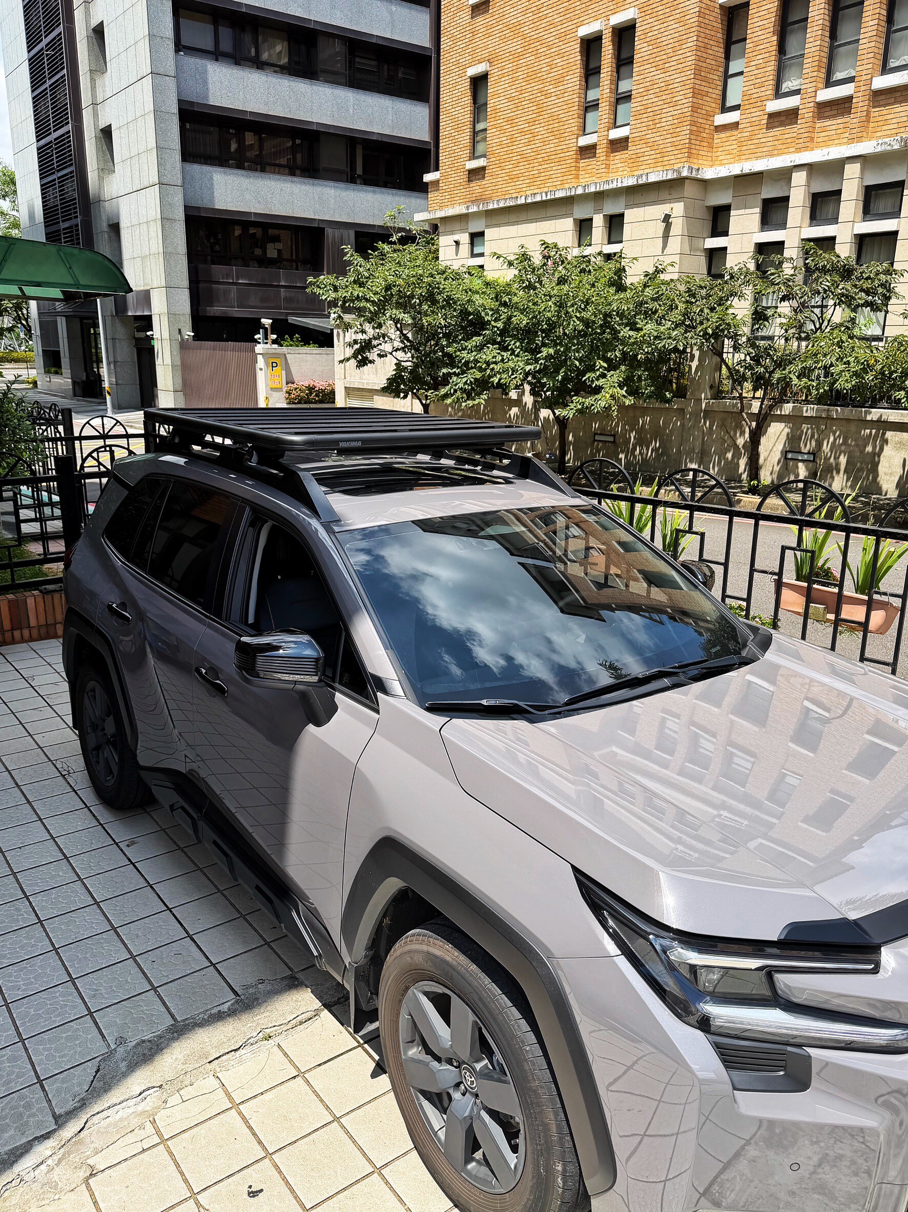 unrv.台灣專業安裝 RAV4 YAKIMA SkyFort 車頂箱