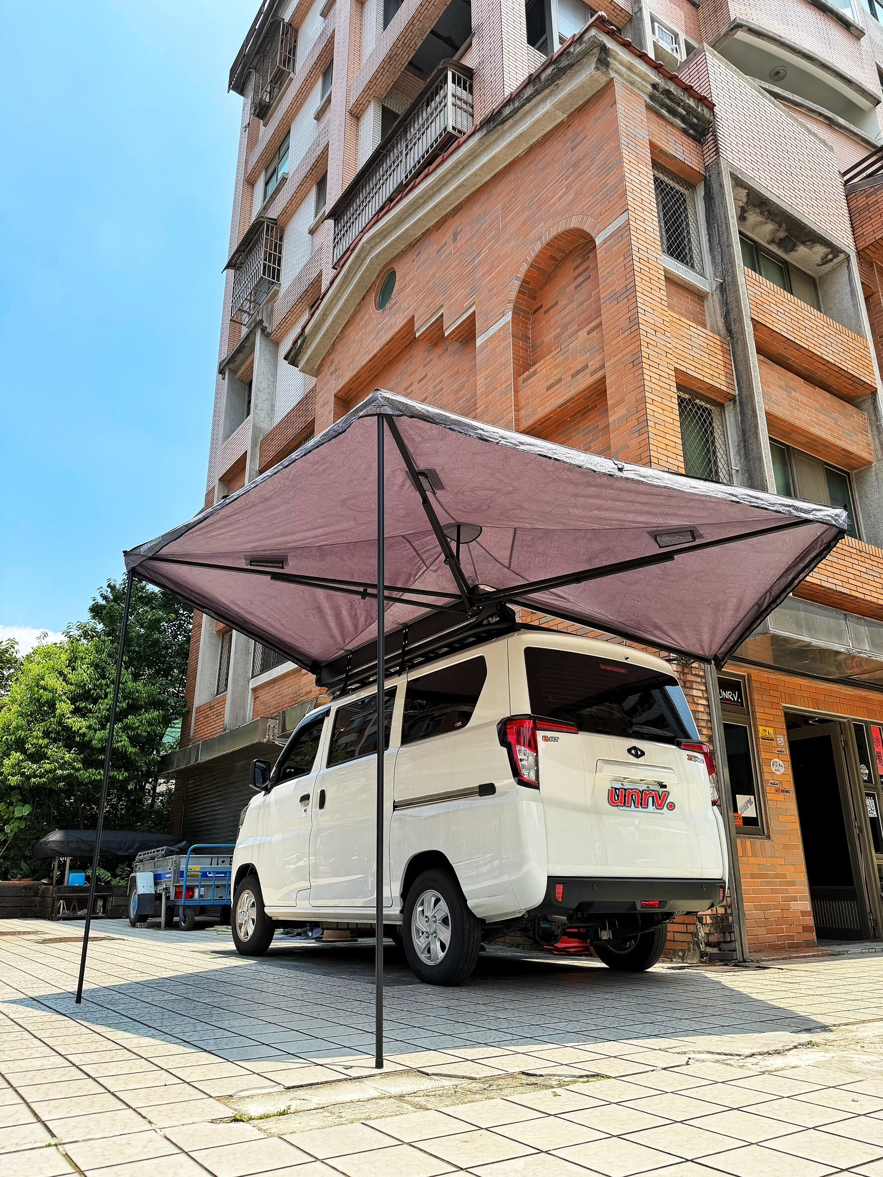 YAKIMA OverNOut 270 車邊帳安裝於 J Space