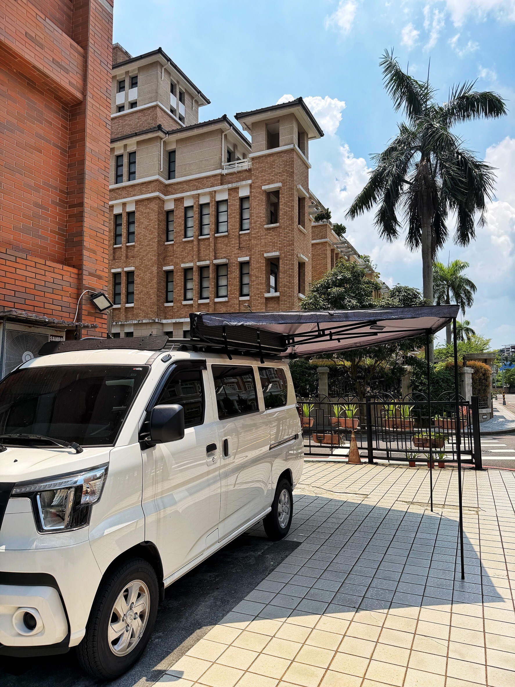 J Space 露營車泊搭配 YAKIMA 270 車邊帳